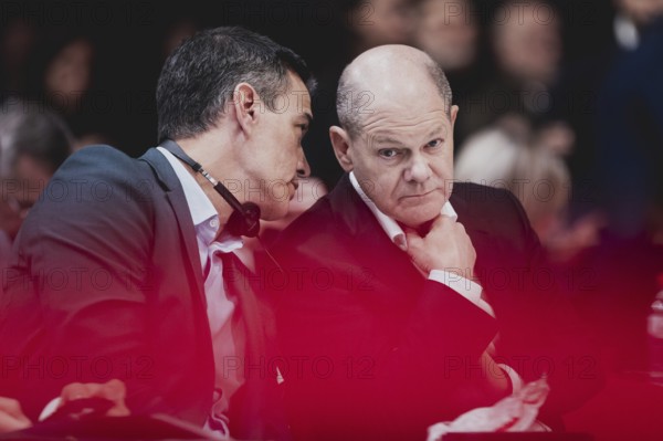 (L-R) Pedro Sanchez, Ministerpraesident von Spanien und PSOE-Vorsitzender, und Olaf Scholz (SPD),