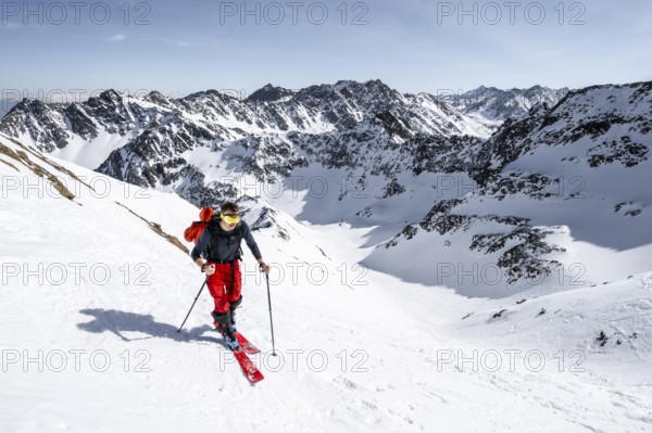 Ski tourers on the ascent to Sulzkogel, behind summit Schartenkopf and Schöllekogel, Kühtai, Stubai