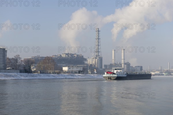 BASF plant site on the banks of the Rhine, chemical company, cargo ship, foggy mood, Ludwigshafen,