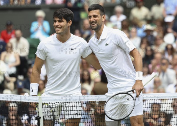 Carlos Alcaraz (ESP) und Novak Djokovic (SRB) posing at the net before the start of the finals at
