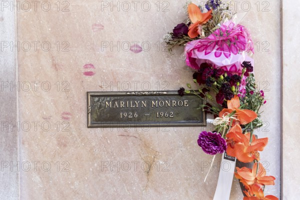 October 25, 2017, Los Angeles, California, USA: Actress Marilyn Monroe's crypt with flowers and