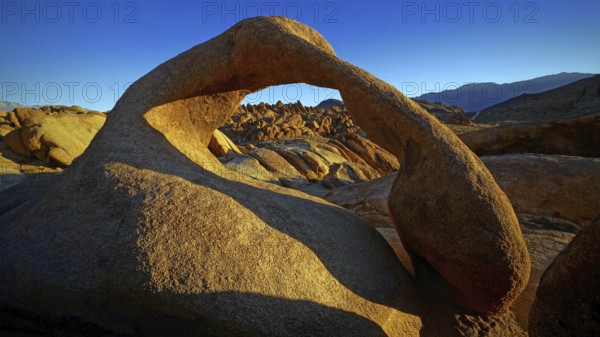 USA, California, Alabama Hills, stone arch, Mobius Arch, granite arch formed by wind erosion, North