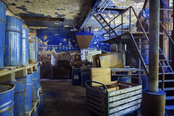 Schindler's blue colour factory is located directly on the Zwickauer Mulde river and belongs to the