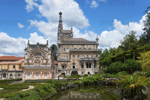 Ein prächtiges Schloss mit aufwendiger Architektur und Türmen vor einem blauen Himmel mit Wolken,