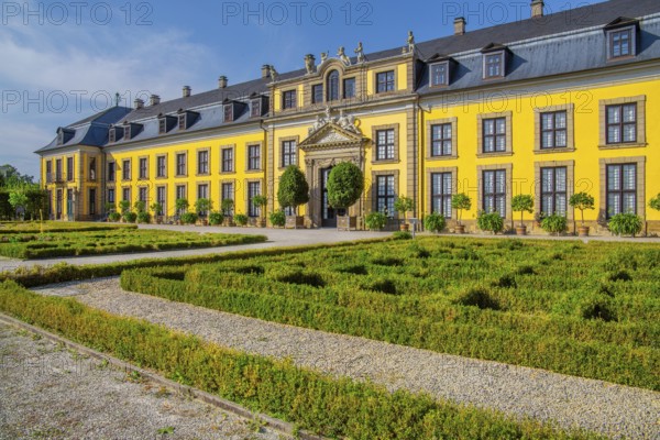 Borders with gallery building in the Great Garden, Herrenhausen Gardens, Hanover, Lower Saxony,
