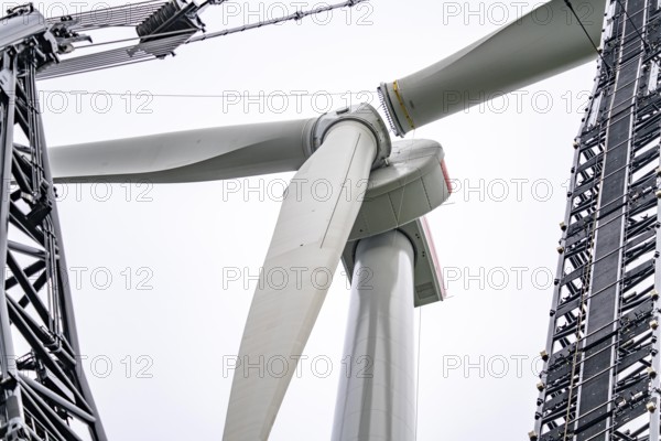 Erection of a wind turbine, wind energy plant, assembly of the third blade, with a crawler lattice