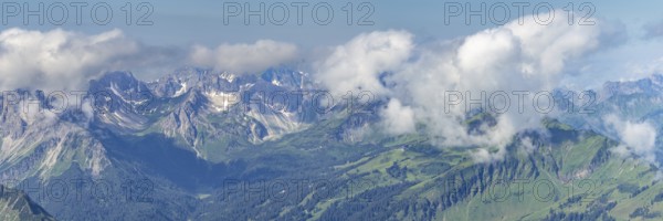 Mountain panorama from the Nebelhorn, 2224m, to the southwest to the Hammerspitzen, Kanzelwand,