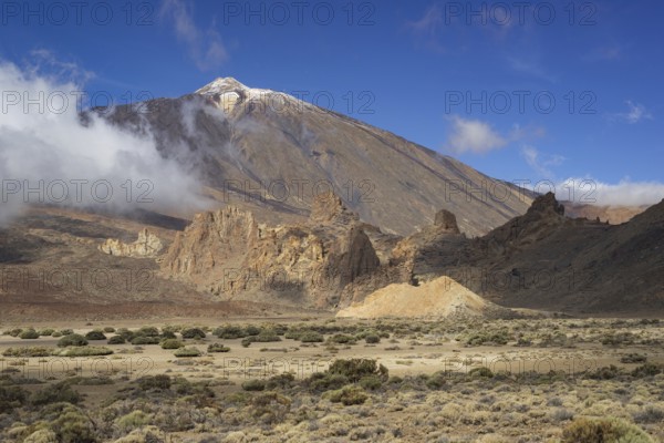 Pico del Teide, 3715m and Roques de Garcia, Teide National Park, Tenerife, Canary Islands, Spain,