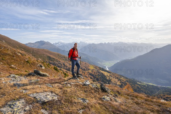 Mountaineer in front of mountain panorama, view from Venet into the Upper Inn Valley, in autumn,