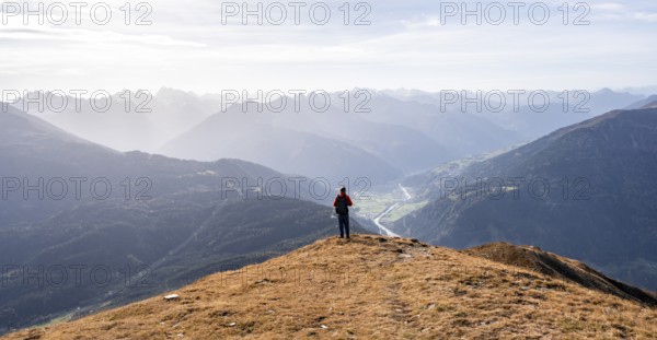 Mountaineers in front of a mountain panorama on the Venet, view of the Upper Inn Valley in the