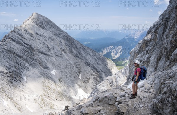 Mountaineer on the Jubiläumsgrat between Zugspitze and Alpspitze, high mountains, Wetterstein