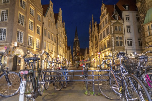 Historic old town, Prinzipalmarkt, gabled houses, St. Lamberti Church, bicycle parking, in Münster,