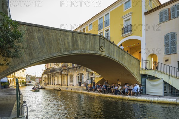 Restaurant under a bridge, Port Grimaud, Bay of St. Tropez, Département Var, Cote d'Azur,