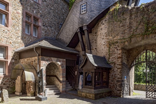 Old neo-renaissance castle, castle courtyard with fountain and stairway to the Heidenturm, Thieves'