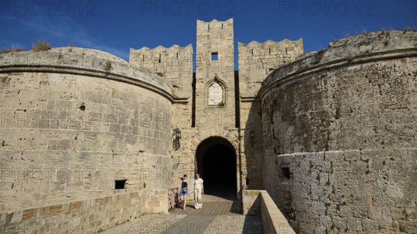 Emery d 'Amboise Tor, Rhodes city wall, Medieval castle with massive stone gate and round towers,
