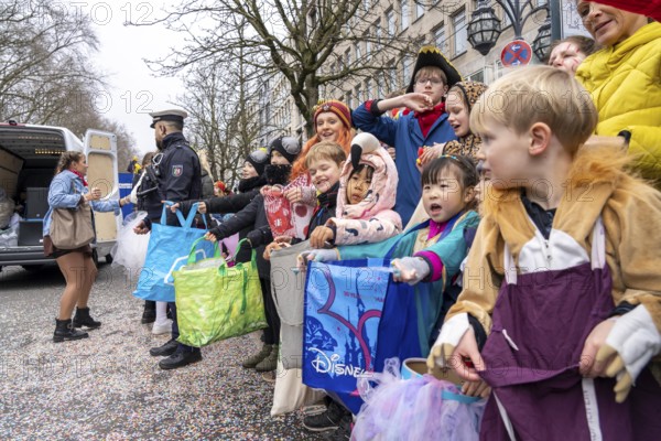 Rose Monday parade in Düsseldorf, spectators, especially children, collecting carnival sweets, at