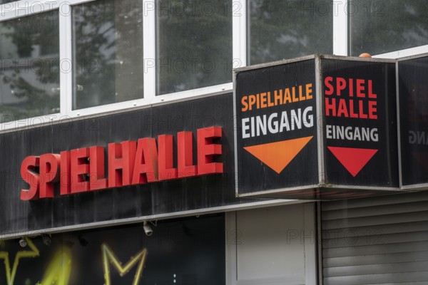 Arcade, closed, Northern city centre, Viehoferstrasse, Essen, North Rhine-Westphalia, Germany,