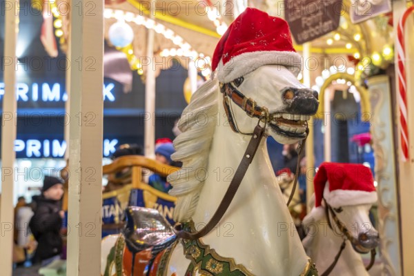 Pre-Christmas season, Christmas market in the city centre of Essen, Kennedyplatz, historic