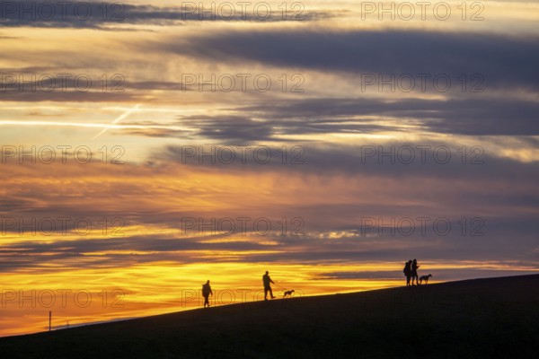 Red evening sky, sunset, view from the Mottbruch Halde in Gladbeck, to the west, walkers with dogs,