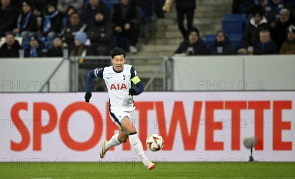 Heung-Min Son Tottenham Hotspur Spurs (07) Action on the ball Perimeter advertising SPORTWETTEN