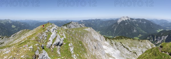 Mountaineer on the summit ridge of the Unnütz, behind the summit of the Seekarspitze, Unnütz