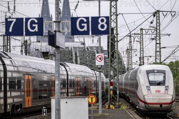 Rail traffic on the line between Cologne Central Station and Cologne-Deutz, Hohenzollern railway