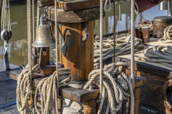 Sailboat, rigging, ropes, ropes, ropes, knots, wooden boat, sailor's knots, order, disorder,