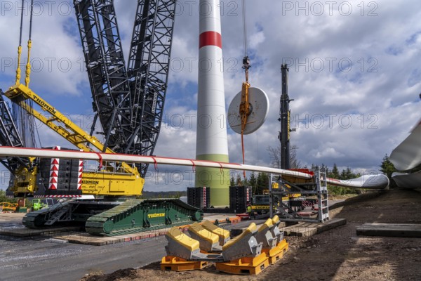 Erection of a wind turbine, wind energy plant, assembly of the ring generator, with a crawler