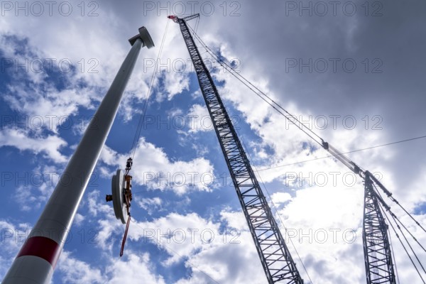 Erection of a wind turbine, wind energy plant, assembly of the ring generator, with a crawler