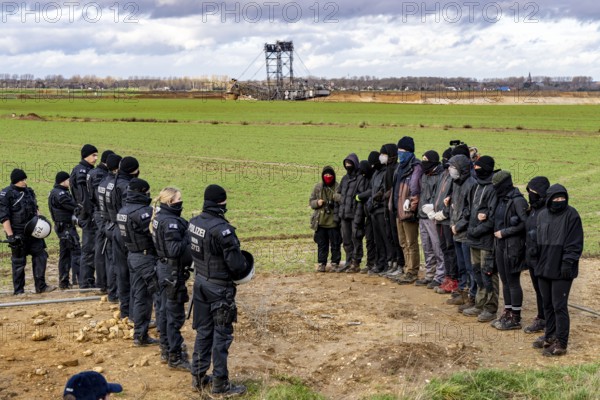 Start of the eviction of the hamlet Lützerath at the lignite mine Garzweiler 2, activists try to