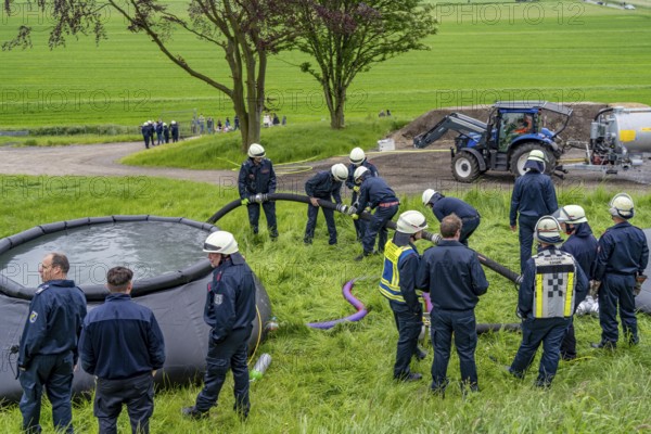 Forest fire-fighting exercise by the Essen fire brigade, the water supply was rehearsed over longer