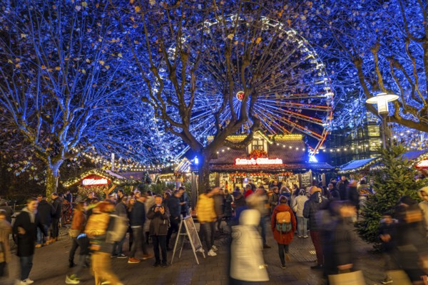 Pre-Christmas season, people, shoppers, visitors to the Christmas market in Essen city centre,