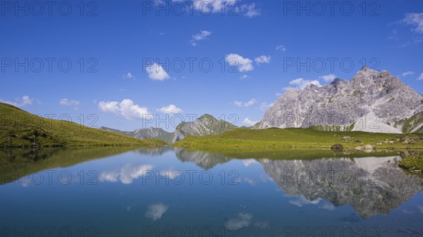 Eissee, Oytal, behind it Großer Wilder, 2379m, Hochvogel- and Rosszahngruppe, Allgaeuer Alpen,