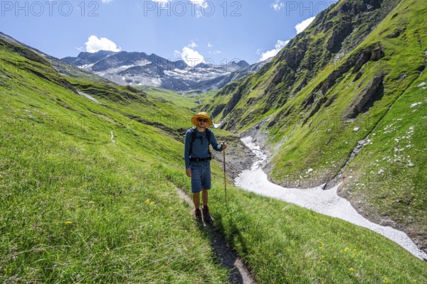 Mountaineer on hiking trail in Dabertal, Lasörling Höhenweg, Lasörling Group, Hohe Tauern National