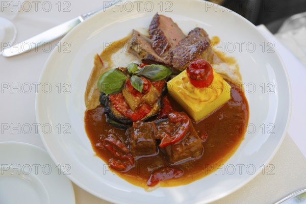 Restaurant Schloss Haigerloch, two kinds of beef, meat dish, potato gratin, sauce, brown sauce,