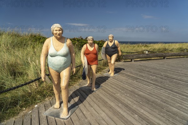 Sculpture Surfdamen by the artists Laura & Christel Lechner from the series Alltagsmenschen on the