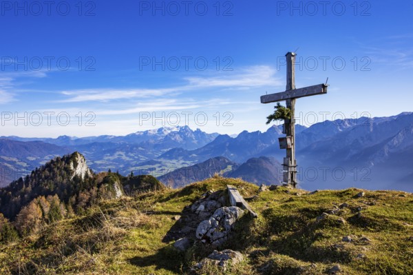 Old summit cross on the Schwarzer Berg with a view of the Gschirrwand Lammertal and Dachstein