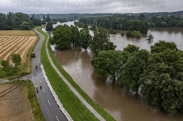 Ruhr floods near Mülheim-Menden, damage to the Ruhr dyke was sealed with large sand packs, flooded