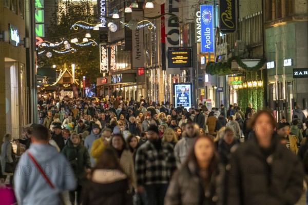 Pre-Christmas time in Dortmund, pedestrian zone, shopping street Westenhellweg, many people go