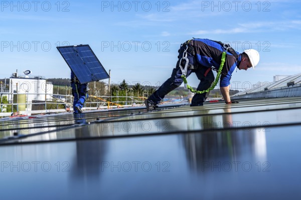 Installation of solar modules on the roof of a commercial enterprise, over 400 photovoltaic modules