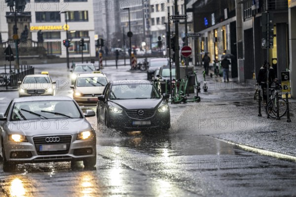 Winter, rainy weather, freezing rain, large puddle, puddle of water, in the city centre, Große