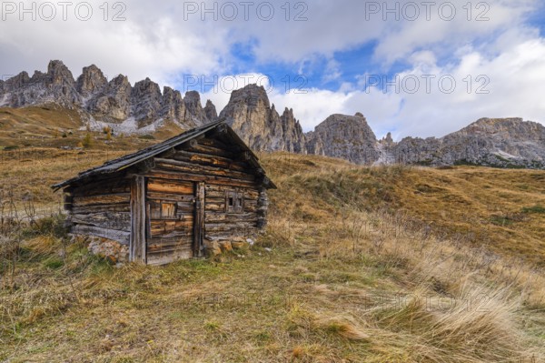 Hut on the Gardena Pass, Cirspitzen, autumn, Passo Gardena, Puez-Geisler nature park Park,