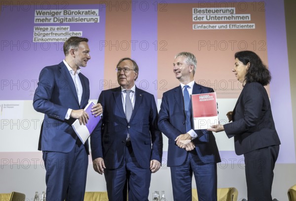 Handover of the reports of the expert commissions 'Citizens' income tax' and 'Simplified corporate