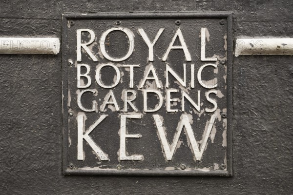 Signpost Royal Botanic Gardens (Kew Gardens), UNESCO World Heritage Site, Kew, Greater London,