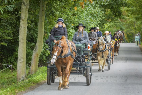 Presentation and route ride, all carriages in stylish tension, popular sporting event over approx.