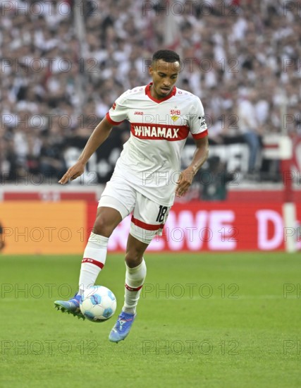 Jamie Leweling VfB Stuttgart (18) Action on the ball Crop, single image, MHPArena, MHP Arena