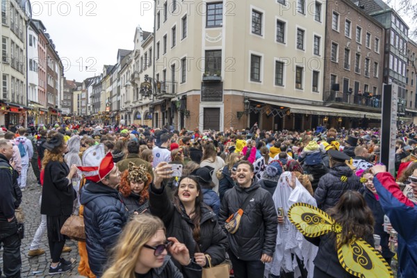 Rose Monday parade in Düsseldorf, after the parade thousands of people in the old town, in the