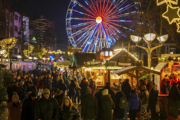 Christmas market on Königsstraße in the city centre of Duisburg, pre-Christmas season, Christmas