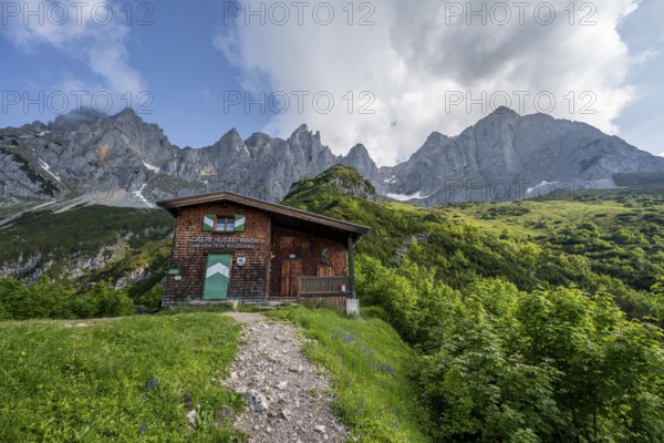 Mountain hut Ackerlhütte, rocky mountain peaks behind, Wilder Kaiser, Kaiser Mountains, Tyrol,