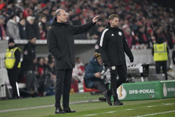 Coach Coach Jess Thorup FC Augsburg FCA Gesture Gesture on the sidelines Fourth official Referee